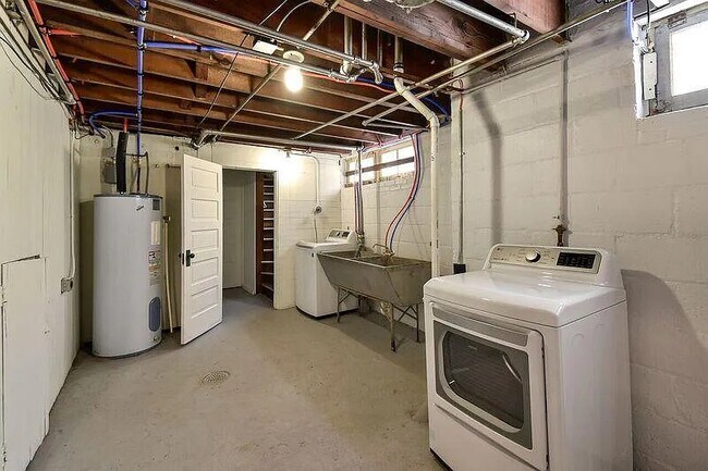 Building Photo - 2360 N 72nd St