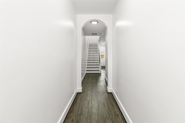 Building Photo - 2204 Hoskins Dr