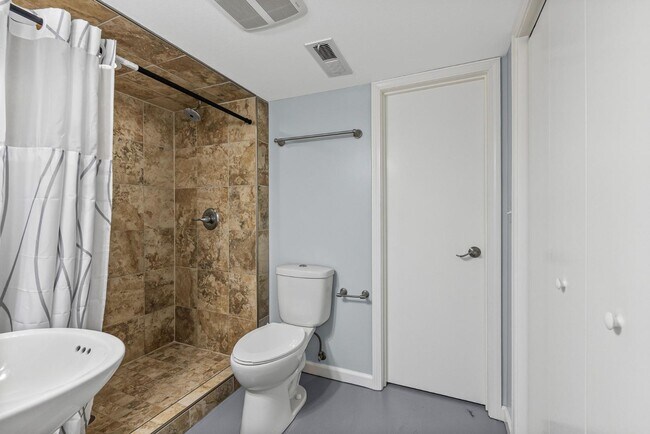 Building Photo - 805 W Ash St