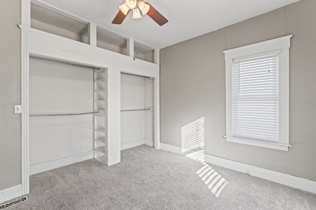 Building Photo - Charming 2 Bed, 1 Bath Lenexa Home with Modern Amenities!
