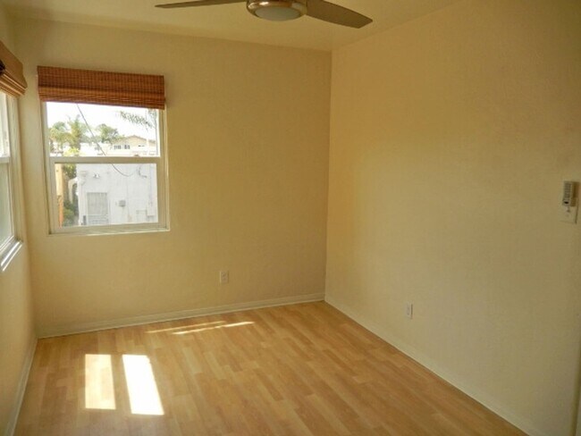 Building Photo - 4733-35 Oregon St