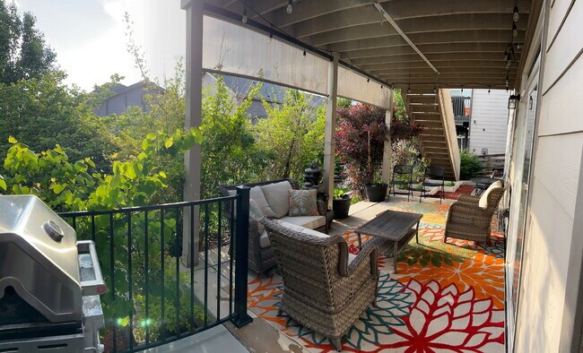 Building Photo - "Spacious 6-Bedroom Haven with 5 Full Baths in Aurora - 3,729 Sq. Ft. of Comfort & Style!"