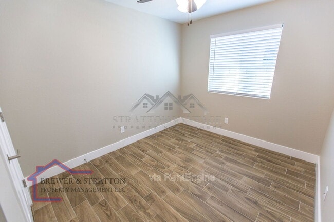 Building Photo - 2324 W Mobile Ln