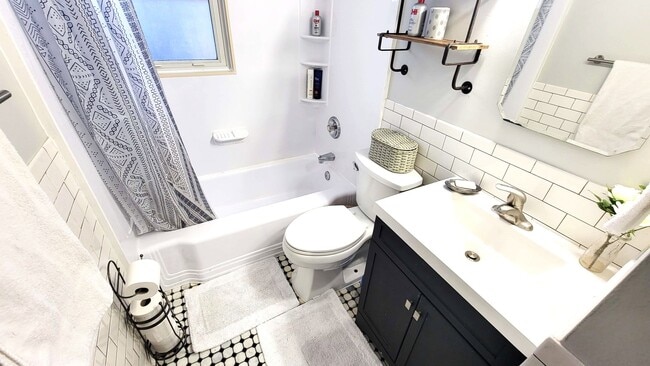 Building Photo - Clean 4 Bedroom Ready For Rent