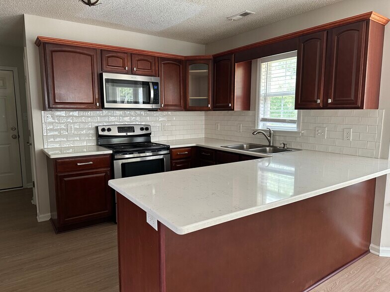Building Photo - 421 Holly Ln