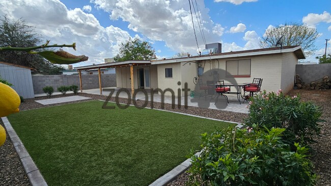 Building Photo - Wonderful home, convenient location