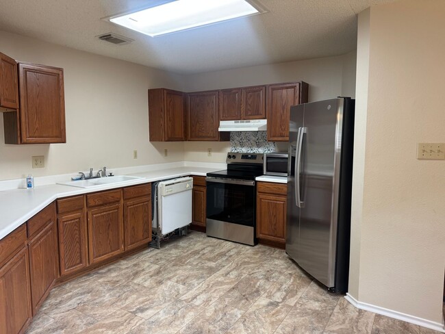 Building Photo - Beautiful 3/2 Home Available for Lease In ...