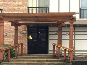 Building Photo - 5820 Oakwood Dr