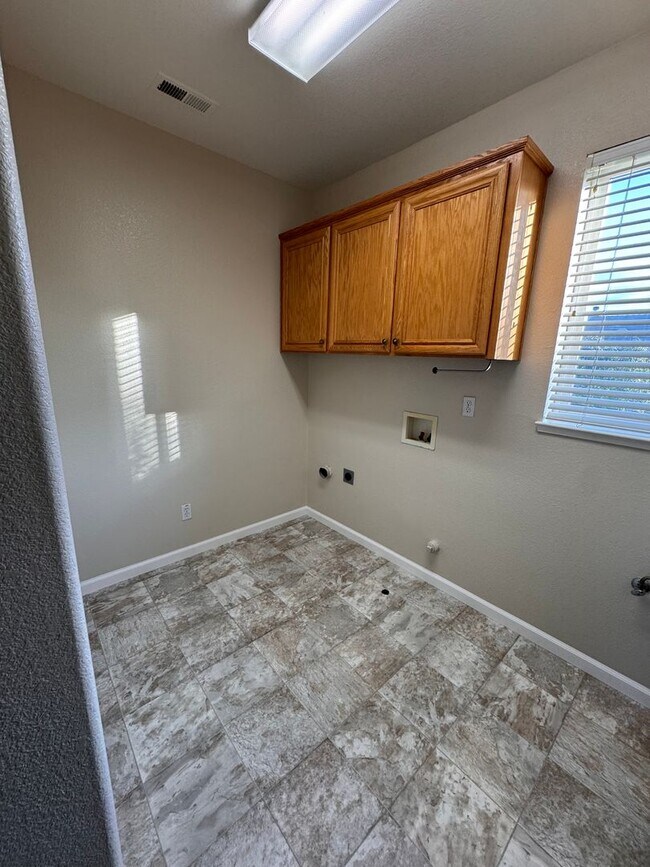 Building Photo - Freshly Painted 4-Bedroom Home