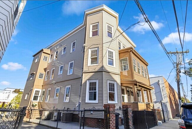 Building Photo - 16 Alston St