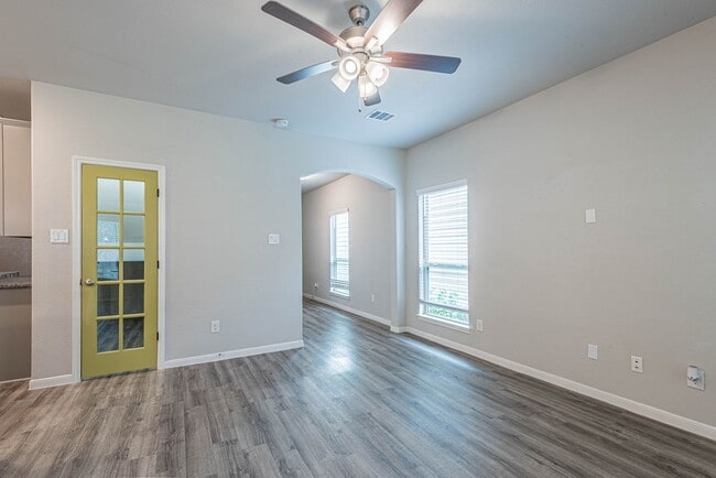 Building Photo - 165 Camelot Pl Ct