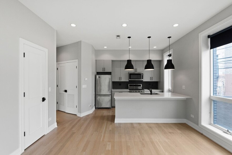 Building Photo - 1050 W Cornelia Ave