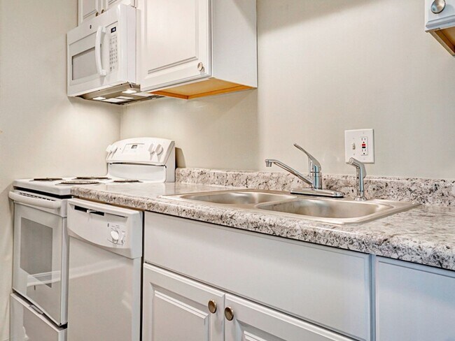 Building Photo - Spacious 2-Bedroom Apartments at Groesbeck...