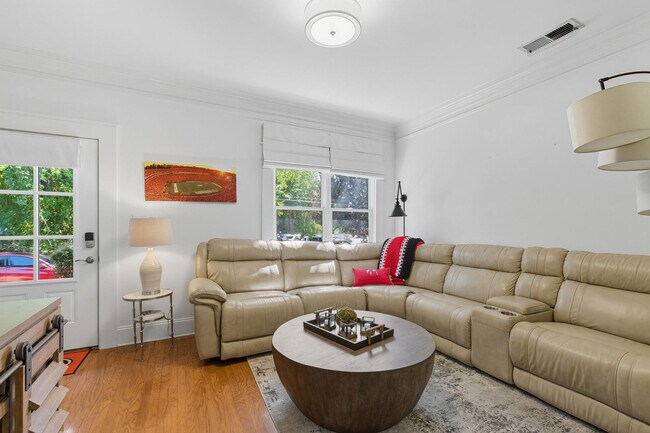 Primary Photo - 4 Dearing St