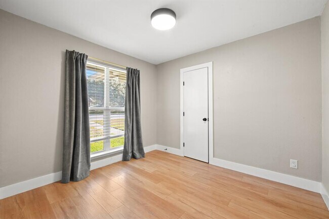 Building Photo - 2307 Deadwood Dr