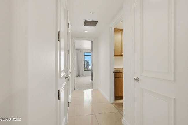 Building Photo - 7175 E Camelback Rd