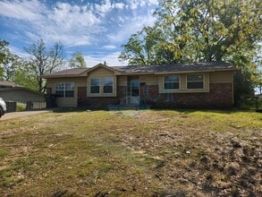 Building Photo - *Price Reduction* Nicely Updated Property!!!! Huge Backyard!!!