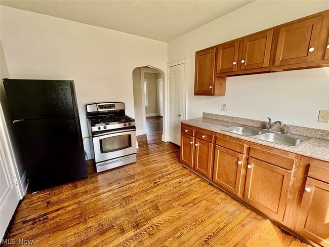 Building Photo - 245 Oakdale Ave