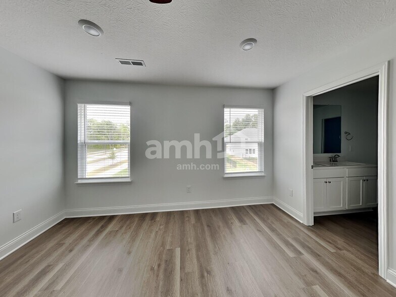 Building Photo - 301 Pne Hl Ct