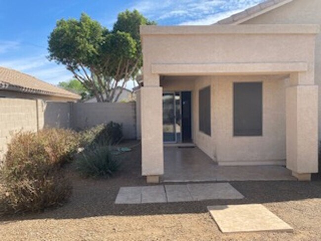 Building Photo - BEAUTIFUL SINGLE LEVEL 3 BEDROOM HOME IN PRIME GILBERT LOCATION.