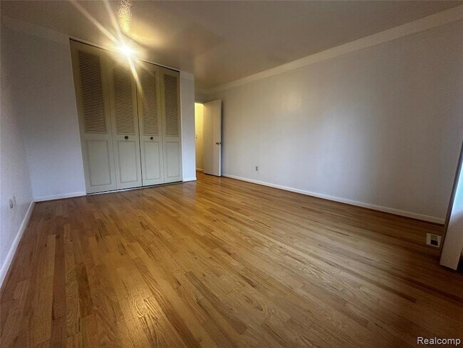 Building Photo - 458 Fox Hills Dr S