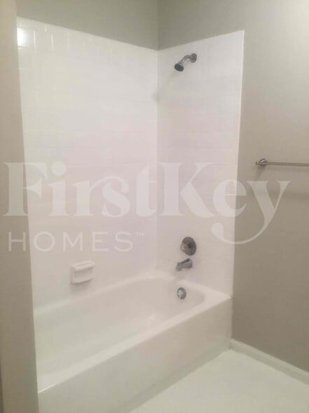 Building Photo - 3637 Ave Montresor