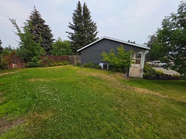 Building Photo - Beautiful Home in 5 Mile