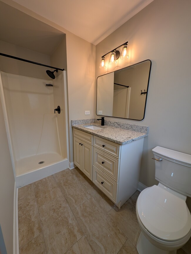 Ensuite bath - 4530 Sunnyside Ave