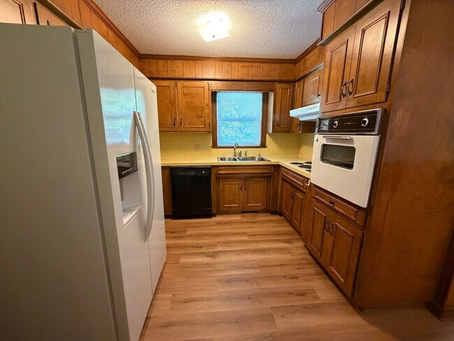 Building Photo - 124 Rock Creek Dr S