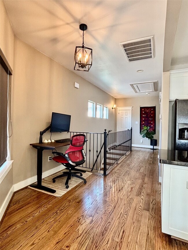 Building Photo - 919 W 15th St