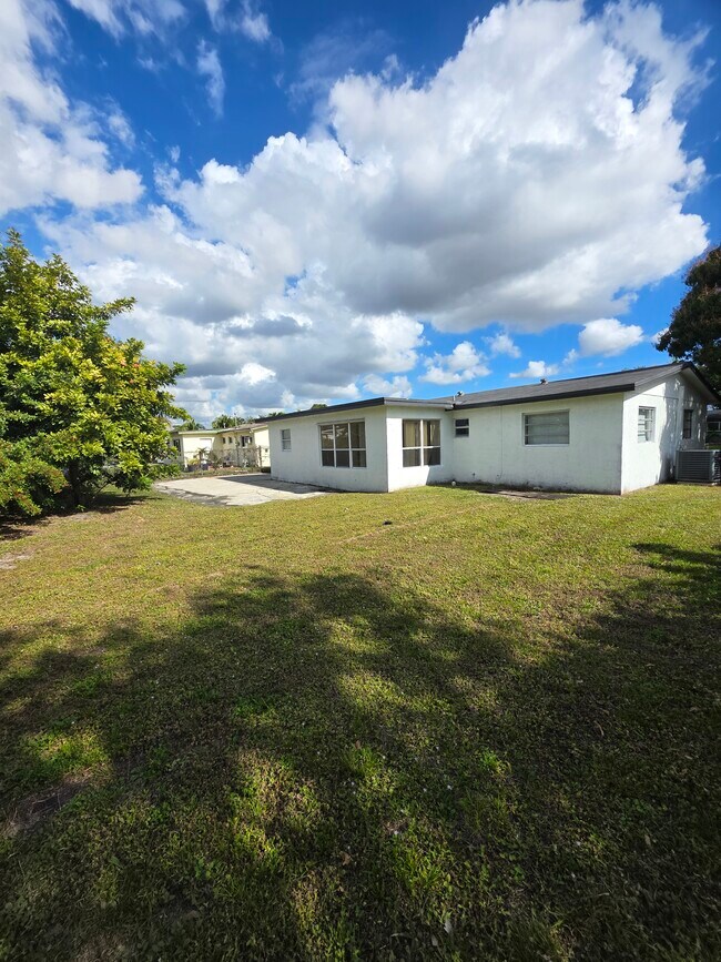 Building Photo - 681 SW 29th Ter