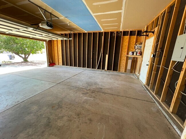 Building Photo - 429 S Oak Creek Dr