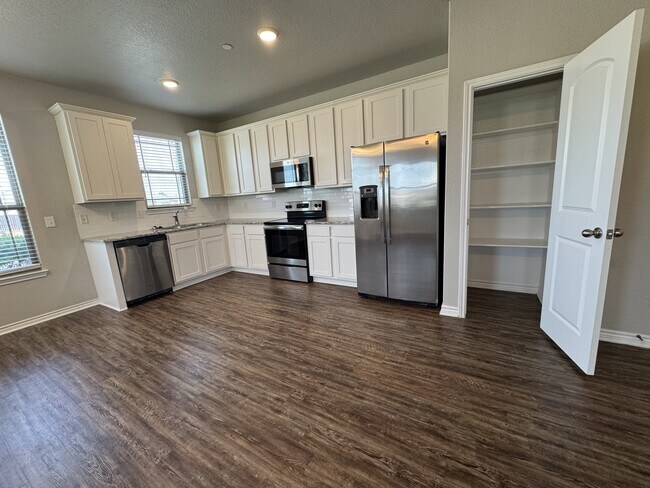 Building Photo - 7615 Stonehollow