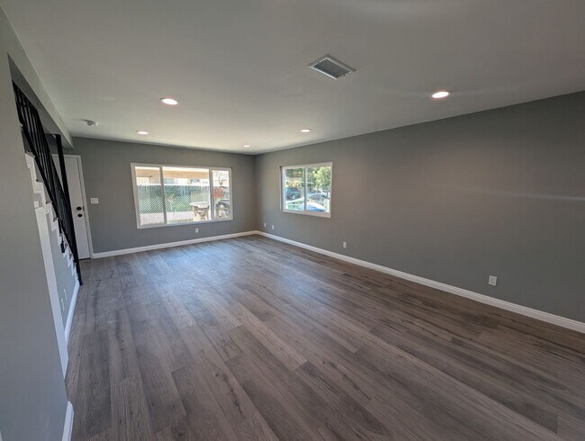 Building Photo - 1129 Cherry Ave