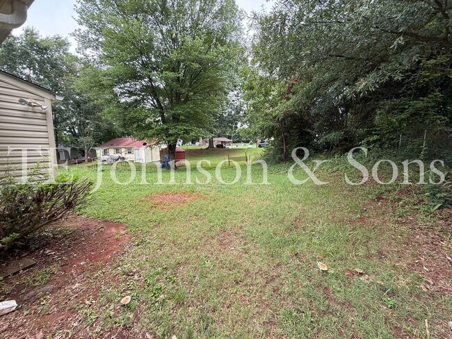 Building Photo - Charming 4 Bedroom Ranch with Fenced Yard and Hardwood Floors