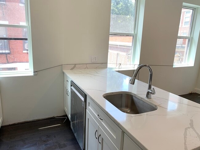 Building Photo - 49 Charter St