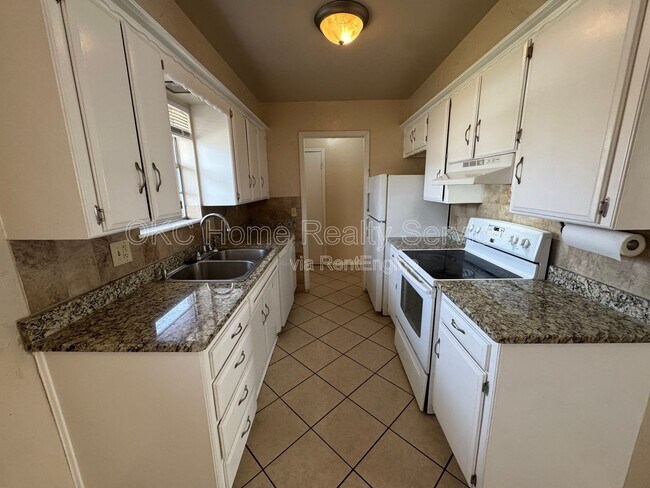 Building Photo - 3600 Willow Springs Dr
