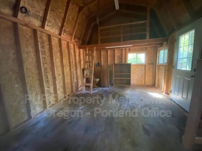 Building Photo - 3550 Lake Grove Ave