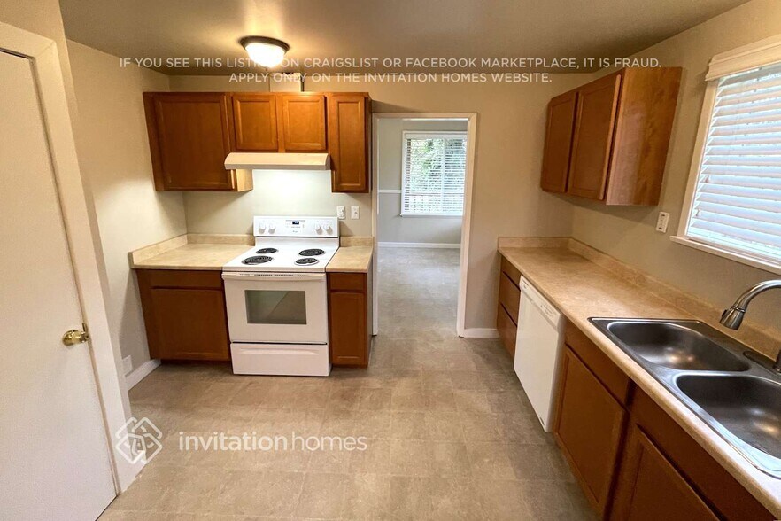 Building Photo - 609 114th Ave E