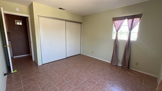 Building Photo - East Palmdale Home