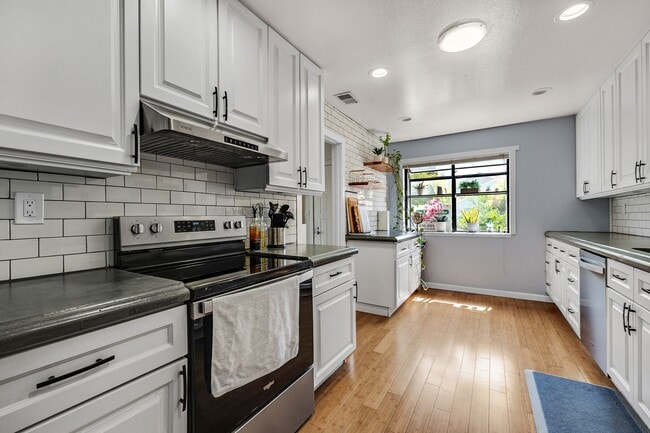 Building Photo - Large, Remodeled 3Bed/2.5Ba Townhome in Ha...