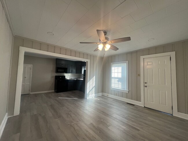 Building Photo - MOVE-IN Special* 1/2 off the first month's full rent