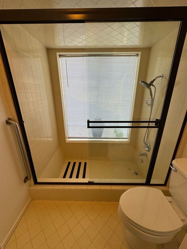 Building Photo - Condo in Southwest Bakersfield
