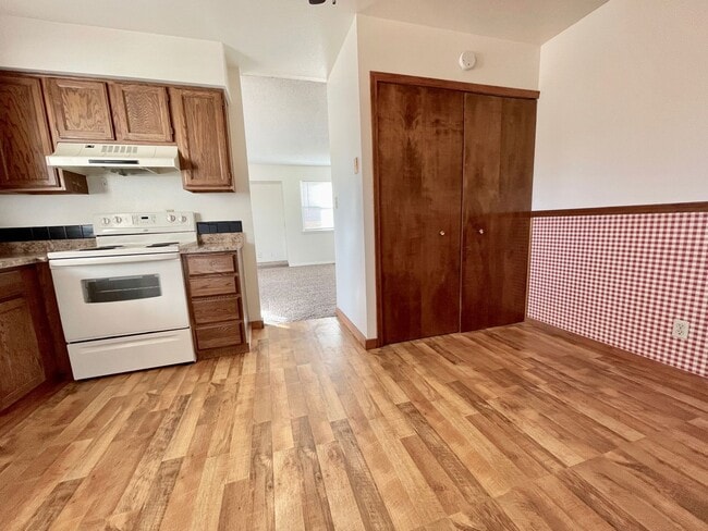 Building Photo - 2 Bedroom 1 Bath Rancher in Constitution H...