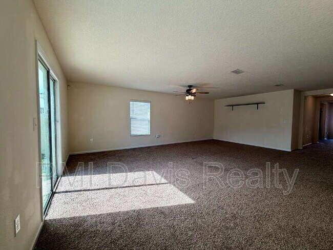 Building Photo - 2482 Beachview Dr