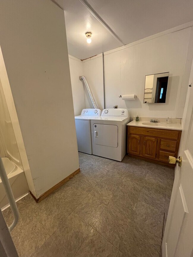 Building Photo - 2 Bed, 1 Bath Single Family House in East ...