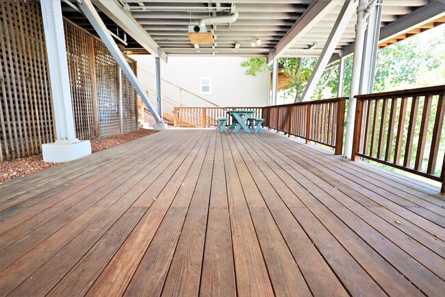 Building Photo - Stunning Mid-Century Modern 3 Bed/ 2 Bath ...