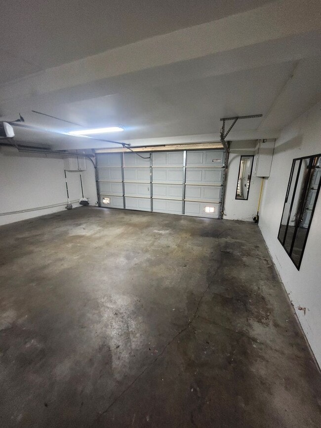 Building Photo - 3-Story Condo in West Covina