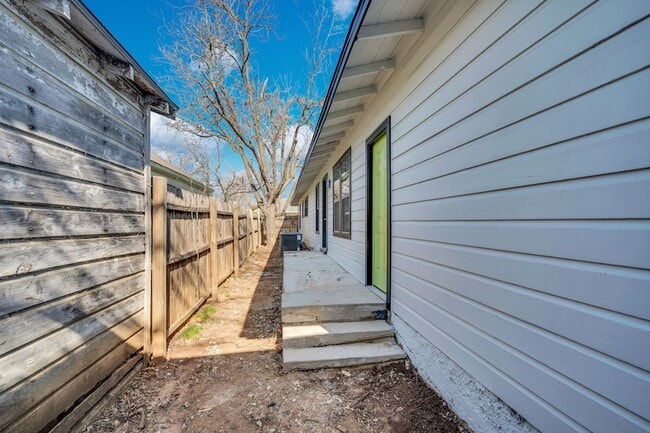 Building Photo - 413 Shaw St