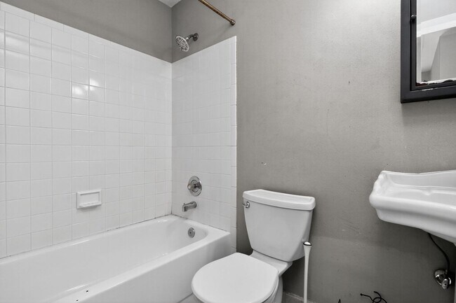 Building Photo - Ideal Rental: 3BR/2.5BA with Washer/Dryer, Parking & Pool Access